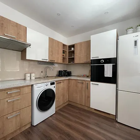 아파트 Spacious 3-bedroom Modern - 3pm Checkout - Newly Furnished 브라티슬라바