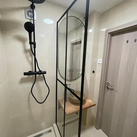 Spacious 3-bedroom Modern - 3pm Checkout - Newly Furnished * 布拉迪斯拉发