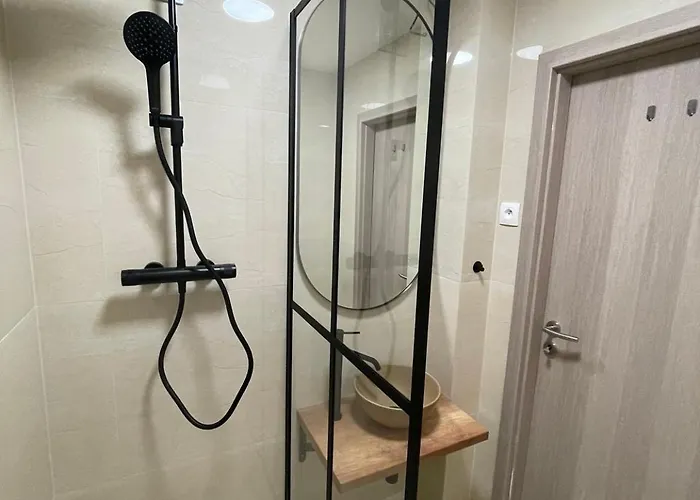 Spacious 3-bedroom Modern - 3pm Checkout - Newly Furnished * Bratislava