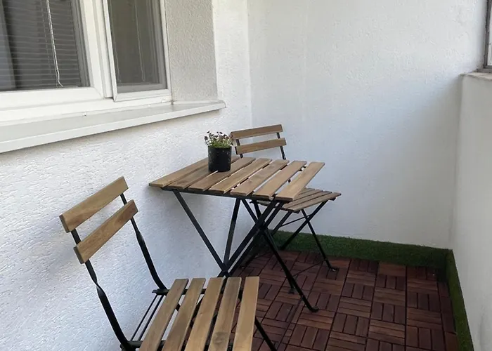 Spacious 3-bedroom Modern - 3pm Checkout - Newly Furnished * Pozsony